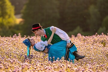 Kaszubska pora w strojach kaszubskich we wzory kaszubskie © SILVERY BIRD