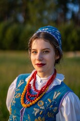 Kaszubka w czepcu i sukience kaszubskiej z wzorami kaszubskimi © SILVERY BIRD