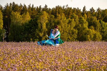 Kaszubska pora w strojach kaszubskich we wzory kaszubskie © SILVERY BIRD