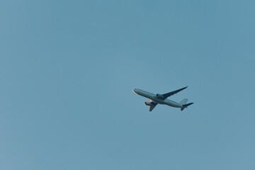 Obraz premium A passenger plane in the air against a blue sky background