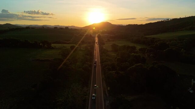 tr&acirc;nsito na rodovia com Bel&iacute;ssimo p&ocirc;r do sol na estrada