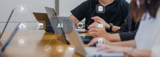 オフィスの会議テーブルでノートパソコンを使うビジネスチーム、AIとデータ連携のイメージ、IT企業の業務シーン