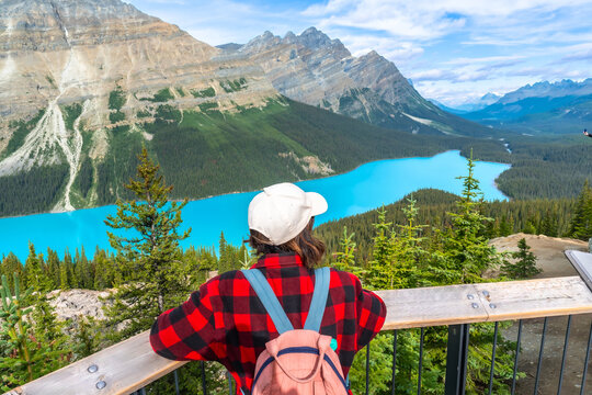 Tourist enjoying breathtaking view of peyto lake in banff national park