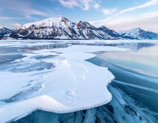 静けさを映す凍結した湖面のミニマルデザイン