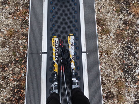 atomic skis on a leg os skier 