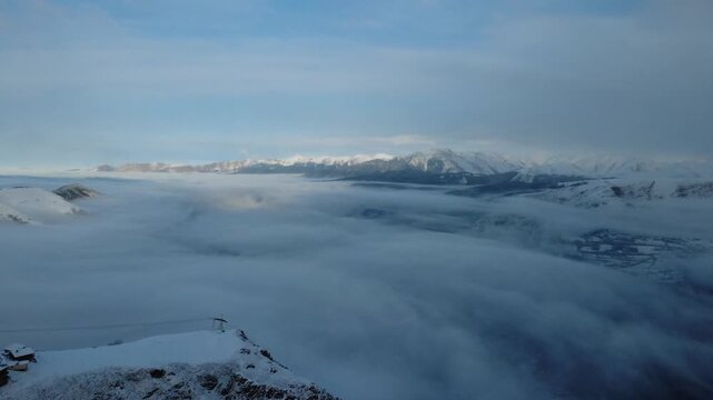 Saint Lary Soulan et la vall&eacute;e d'Aure sous une mer de nuages dans les Hautes Pyr&eacute;n&eacute;es