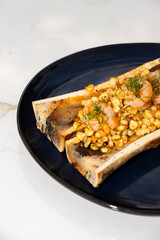 Close-up de tu&eacute;tanos con esquites, eneldo y camarones 