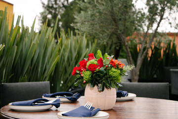 Mesa con arreglo floral 