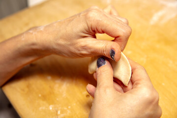 Ręczne robienie pierogów, przygotowania do świąt © hunter76