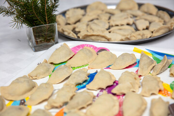 Ręczne robienie pierogów, przygotowania do świąt