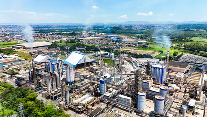 Indústria de papel e celulose com estrutura complexa e sistemas produtivos integrados,...