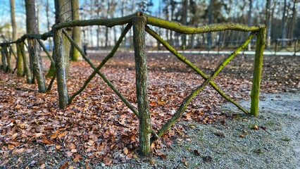 Drewniane ogrodzenie w parku  © WalDec