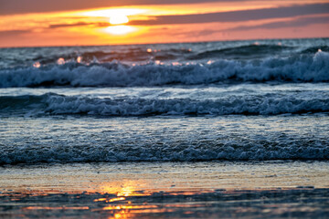 Obraz premium Sunset over the sea in Peñiscola, capturing waves and sky at dusk during summer