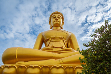 Obraz premium The large golden Buddha in the city of Bangkok, Thailand.
