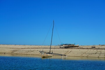Plage et Pirogues entre ciel et Mer