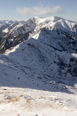 Zimowy krajobraz górski, widok ze szczytu Kasprowego Wierchu w słoneczny dzień. © W Podróży do Chmur