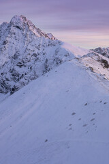 Zachód słońca na Kasprowym Wierchu z widokiem na szczyt Świnicy zimą © W Podróży do Chmur