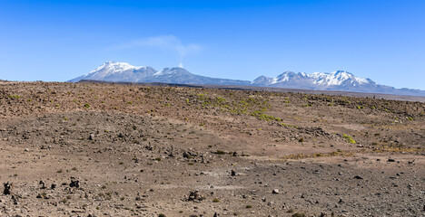 Ein Aussichtspunkt auf Vulkane in den Anden mit Blick auf den rauchenden Vulkan Sabancaya