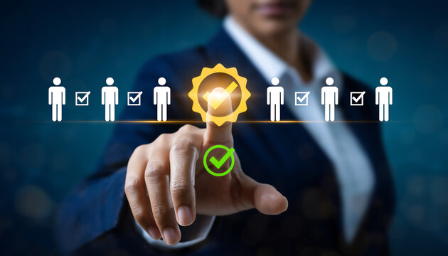 Concepto de selecci&oacute;n de talento y reclutamiento con iconos de candidatos y certificaci&oacute;n dorada sobre interfaz digital
