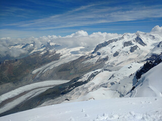 Panorama Alp ze szczytu Breithorn, widok na szczyty i alpejskie lodowce latem. © W Podróży do Chmur