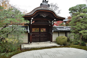 秋の永観堂禅林寺　釈迦堂から眺める唐門と盛砂(京都市左京区)