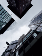 Pr&eacute;dios olhados de baixo para cima no centro de Frankfurt