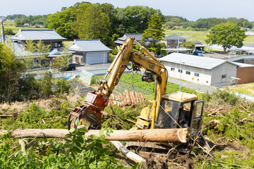 林業機械グリップルアタッチメントによる伐採作業
