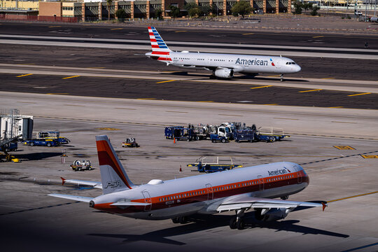 sky harbor airport 12-21-2025 Phoenix, AZ USAAmerican Airlines Airbus A321 N582UW PSA Airlines livery on the Terminal 4 ramp at Phoenix Sky Harbor Intl. Airport.