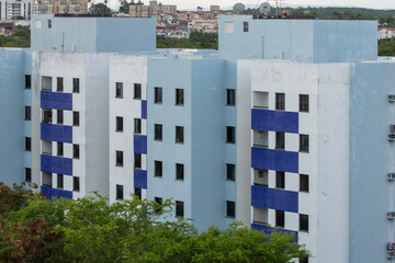 Edif&iacute;cio residencial em condom&iacute;nio fechado em meio a vegeta&ccedil;&atilde;o. 