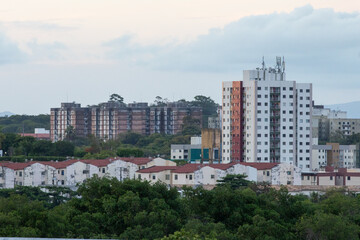 Pr&eacute;dios residenciais em meio a vegeta&ccedil;&atilde;o. 