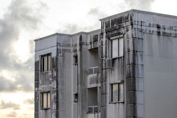 Fachada de pr&eacute;dio residencial com sinais de desgaste e infiltra&ccedil;&atilde;o