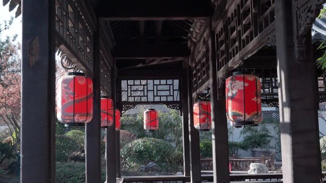 Rows of red lanterns hung on both sides of the corridor, shining brightly in the sunlight, while the reflections of the lake shimmered on the wooden frames.