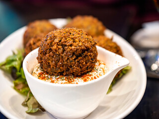 濃厚ソースと味わう揚げたてファラフェル