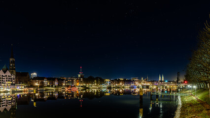 Blick von der Stephaniebr&uuml;cke auf die Schlachte an der Weser in Bremen an Weihnachten bei Nacht