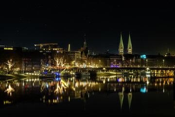 Blick von der Stephaniebr&uuml;cke auf die Schlachte an der Weser in Bremen an Weihnachten bei Nacht