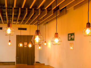 Lumin&aacute;rias pendentes em ambiente interno com ilumina&ccedil;&atilde;o aconchegante
