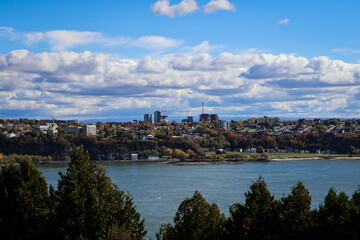 Fototapeta premium Beautiful Quebec landscape featuring a hotel nestled in nature, blending comfort with scenic surroundings.