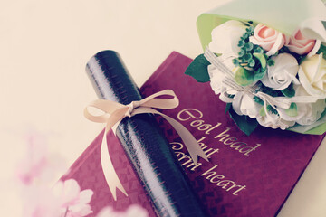 卒業証書と桜の花びら