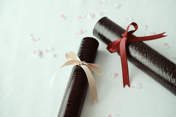 卒業証書と桜の花びら