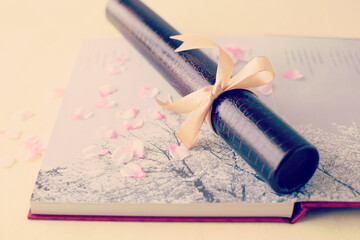 卒業証書と桜の花びら