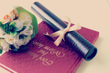 卒業証書と桜の花びら