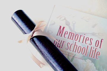 卒業証書と桜の花びら