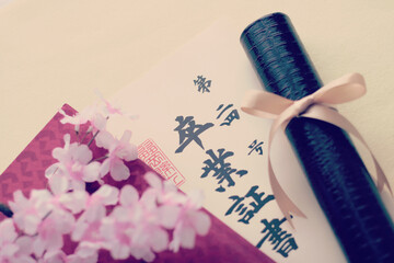 卒業証書と桜の花びら