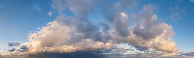Obraz premium Dramatic Cloudscape Over Horizon With Large Cumulus Clouds At Sunset