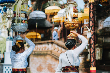 Naklejka premium Balinese Women Carrying Gebogan Offerings at Temple Ceremony