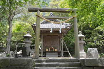 大自然に囲まれた神社のお堂