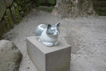 猫の健康を祈る「猫神神社」の周辺に置かれた、歴史ある庭園の猫モチーフの石像