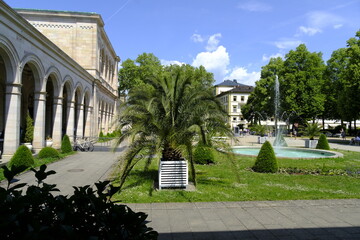 Obraz premium Arkadenbau sowie Brunnen- und Wandelhalle im Staatsbad Bad Kissingen, Unterfranken, Franken, Bayern, Deutschland