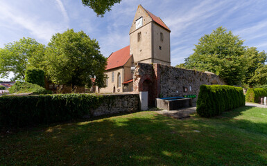 Kirchenburg in Kaltensundheim einem Ortsteil der Stadt Kaltennordheim, Biosph&auml;renreservat Rh&ouml;n, Landkreis Schmalkalden-Meiningen in Th&uuml;ringen, Deutschland