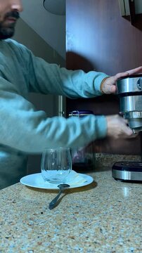 Preparando caf&eacute; de m&aacute;quina en cafetera el&eacute;ctrica time lapse para desayunar